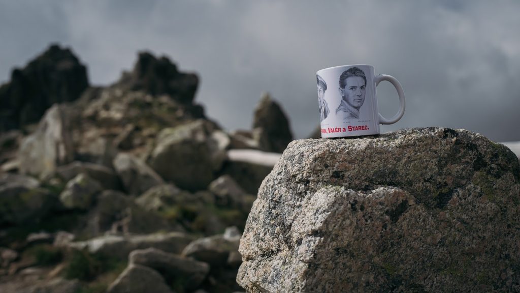 193 - Pirin, Valér a Starec po rokoch pod Lomnickým sedlom - na mieste, kde stála kamenná chata počas natáčania filmu Medená veža. Foto: Ivan Tuli Vojtek v relácii S Tribulom po horách.